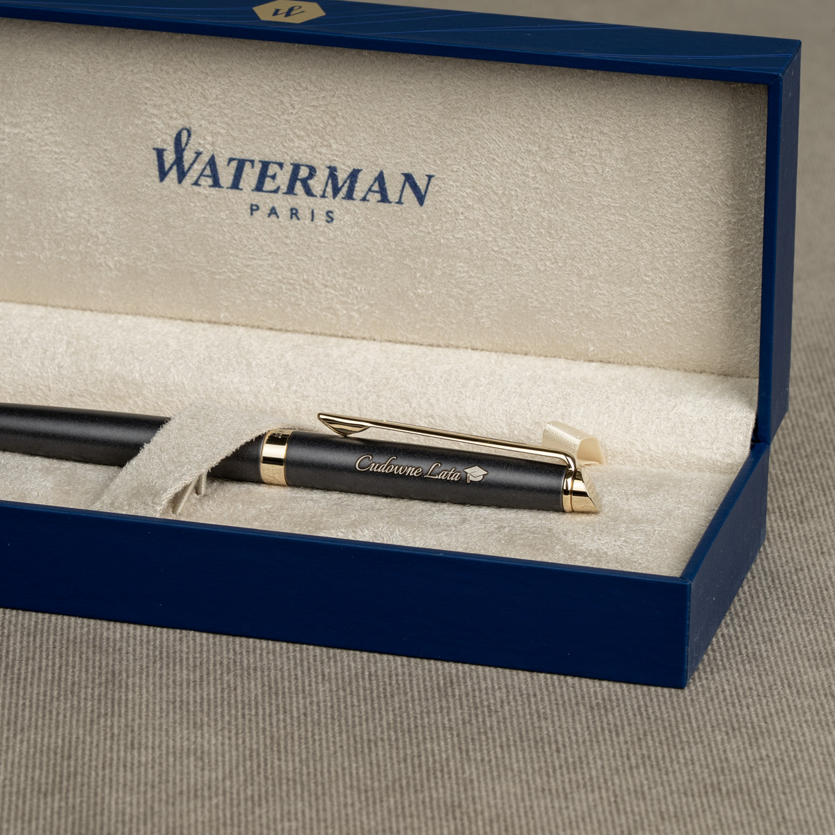 Długopis Waterman Hemisphere Lava Black GT [2217942] w eleganckim etui, z grawerem &bdquo;Cudowne Lata&rdquo; i symbolem ukończenia szkoły