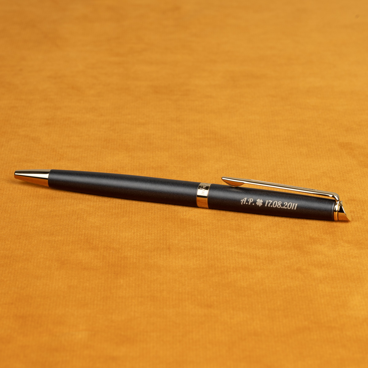 Długopis Waterman Hemisphere Lava Black GT [2217942] z personalizowanym grawerem &bdquo;A.P. &clubs; 17.08.2011&rdquo;.