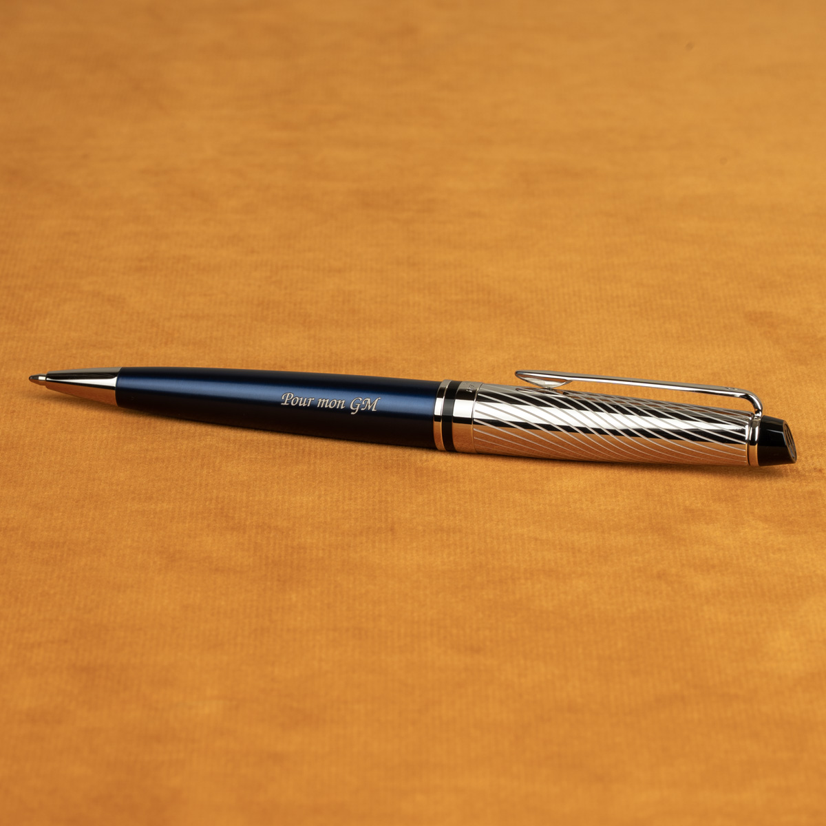 Długopis Waterman Expert Deluxe Metalic Niebieski [2187683] z personalizowanym grawerem &bdquo;Pour mon GM&rdquo;.