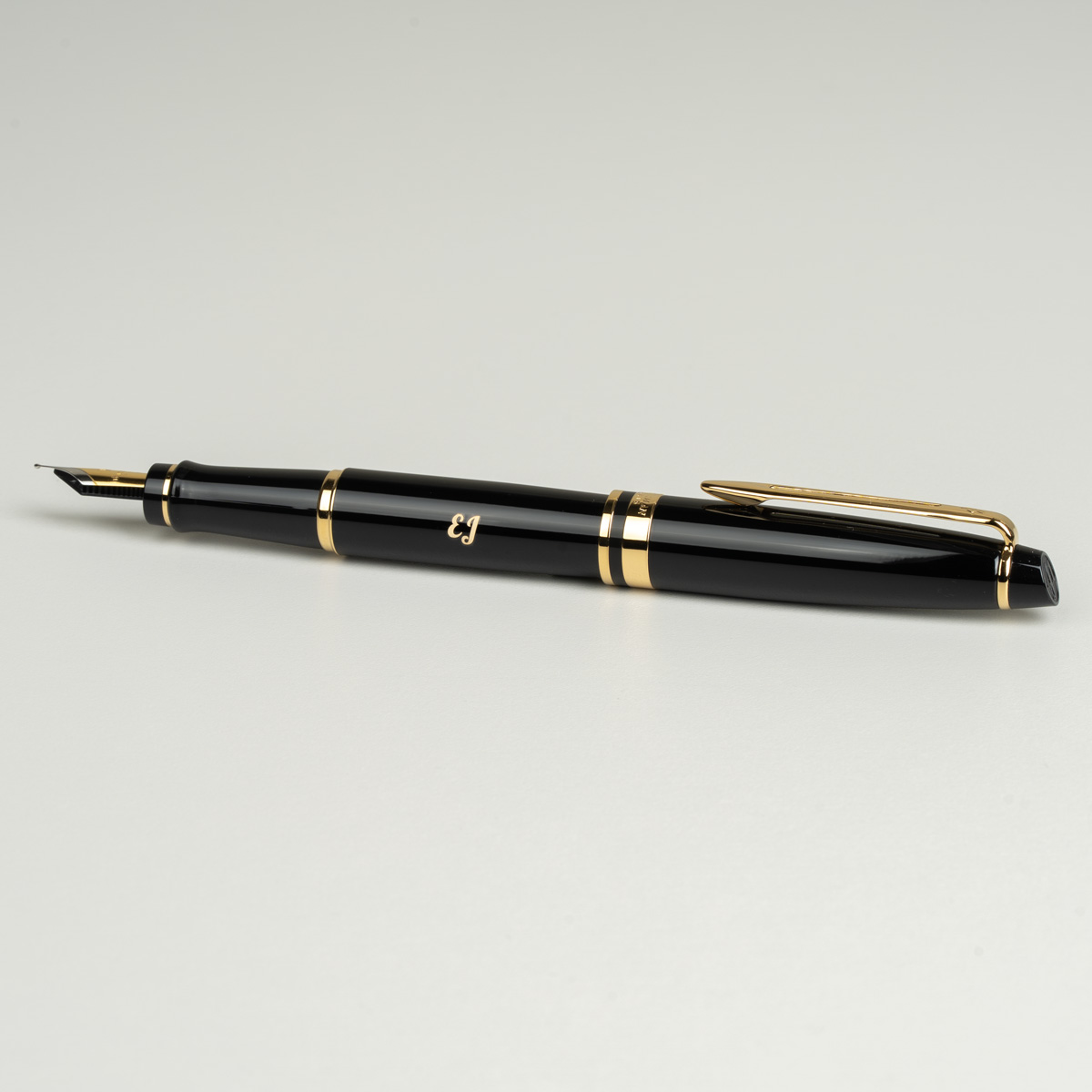Pi&oacute;ro wieczne Waterman Expert czarne GT [S0951640] z personalizowanym grawerem inicjał&oacute;w &bdquo;EJ&rdquo;.