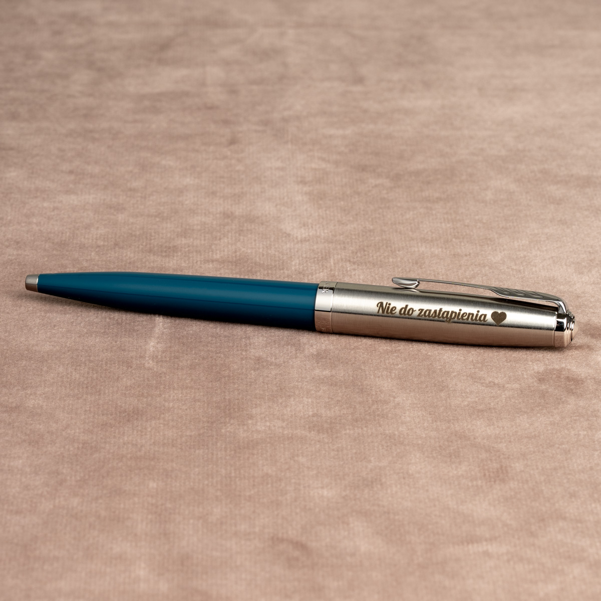 Długopis Parker 51 Teal CT [2123508] z personalizowanym grawerem &bdquo;Nie do zastąpienia&rdquo; i symbolem serca.