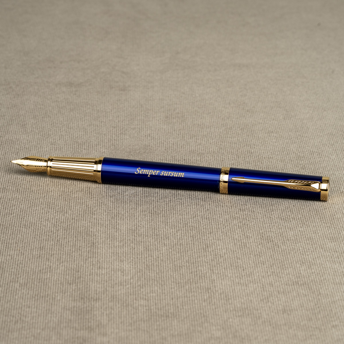 Pi&oacute;ro wieczne Parker Ingenuity Granatowe GT [2182009] z personalizowanym grawerem &bdquo;Semper sursum&rdquo;.