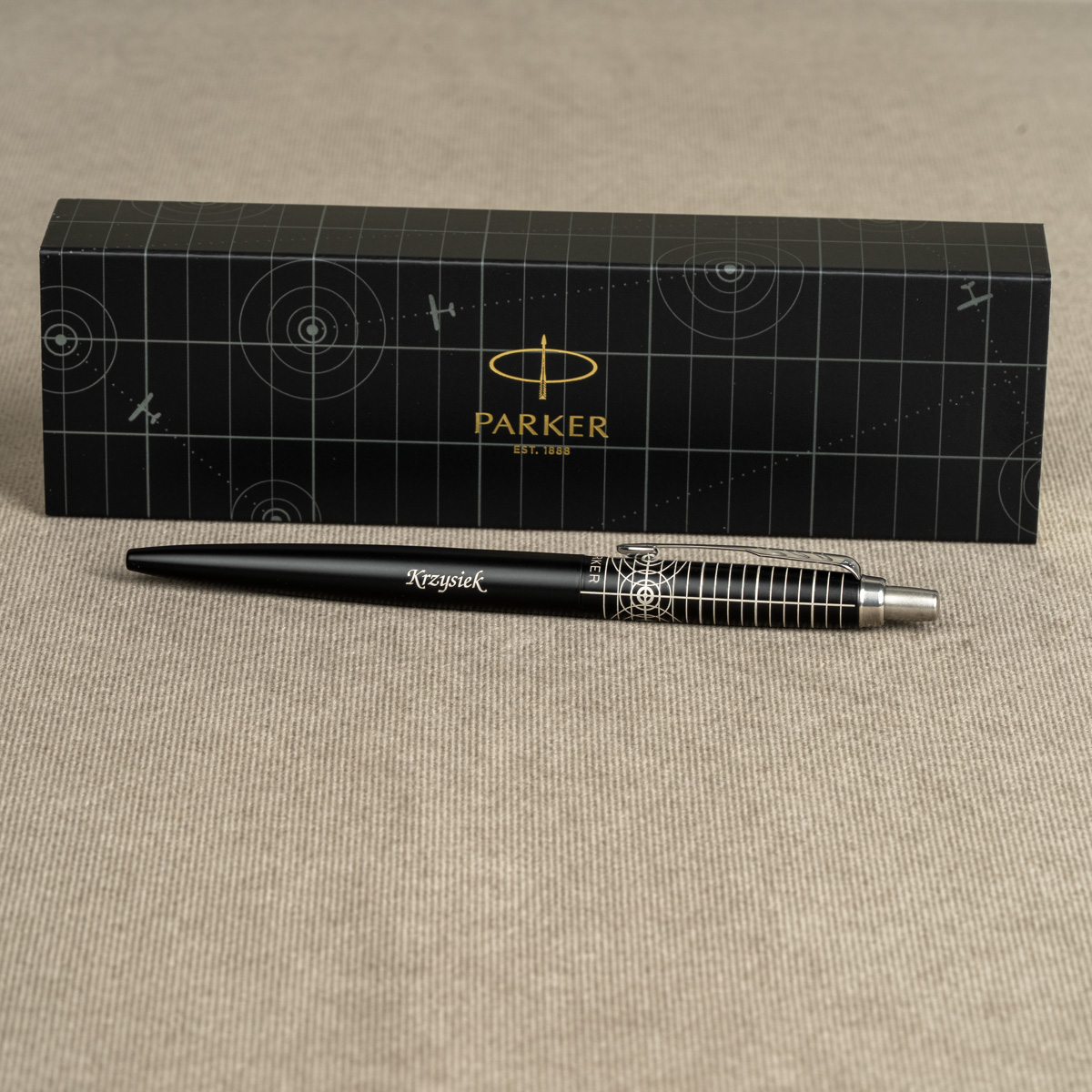 Długopis Parker Jotter XL Legacy of Flight [2227803] z personalizowanym grawerem &bdquo;Krzysiek&rdquo;, w oryginalnym opakowaniu Parker.