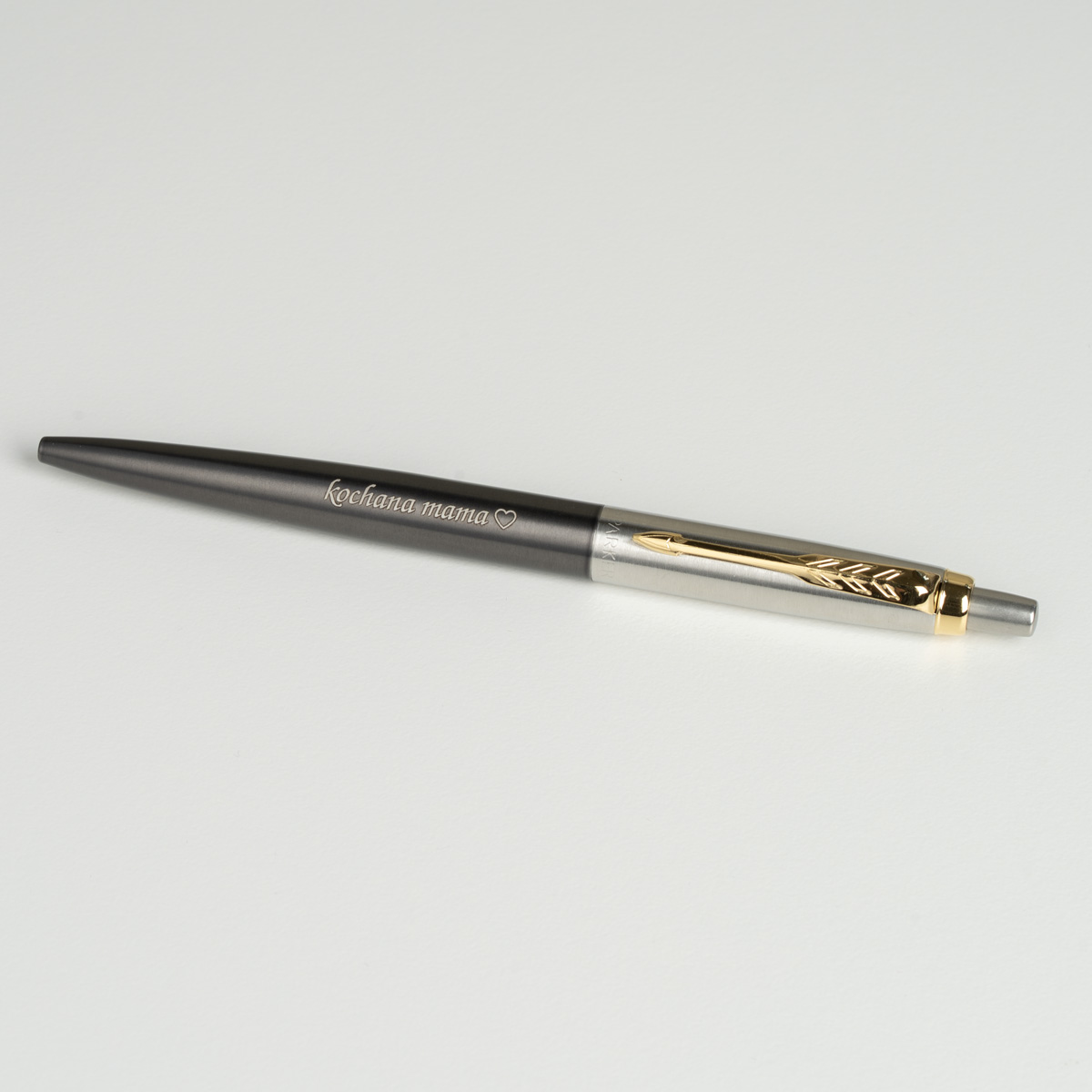 Długopis Parker Jotter Grey GT [2213723] z personalizowanym grawerem &bdquo;kochana mama&rdquo; oraz symbolem serca.