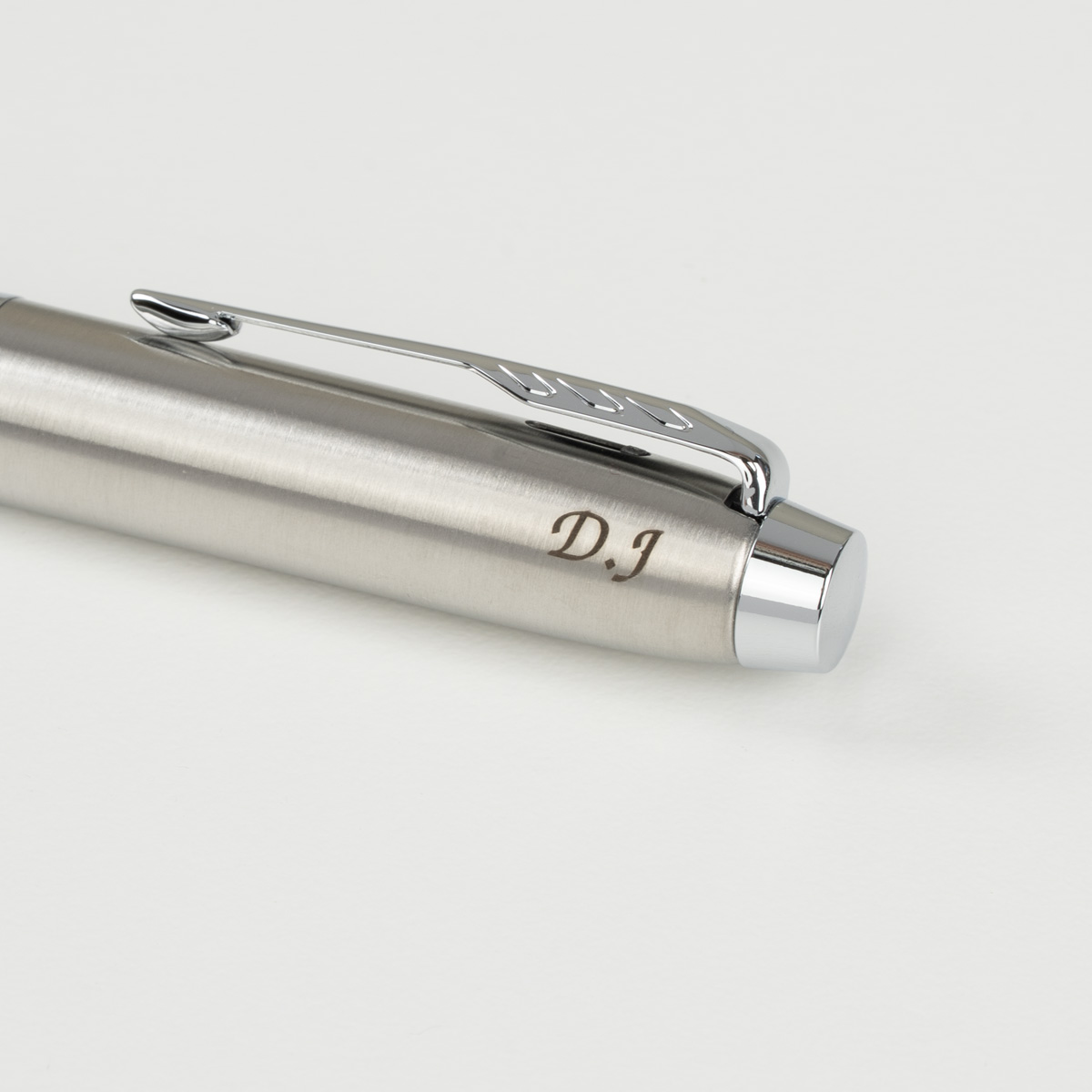 Pi&oacute;ro wieczne Parker IM Stainless Steel CT [2143635] z personalizowanym grawerem inicjał&oacute;w &bdquo;D.J&rdquo;.