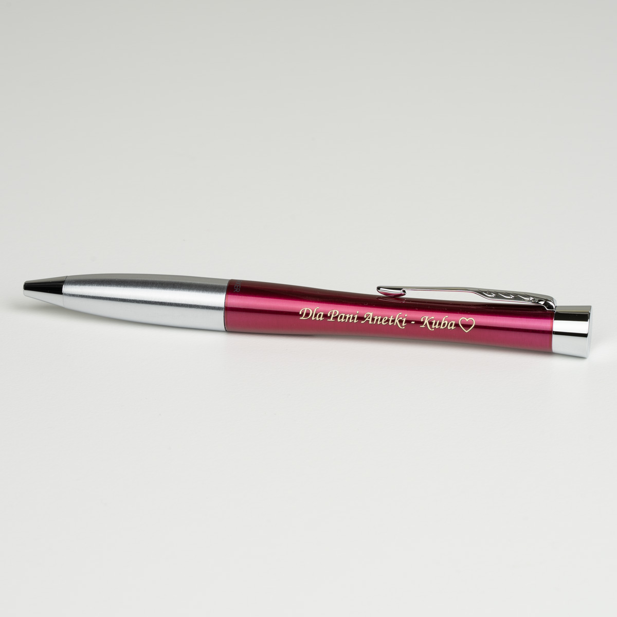 Długopis Parker Urban Magenta CT [2143642] z personalizowanym grawerem &bdquo;Dla Pani Anetki &ndash; Kuba ♡&rdquo;.