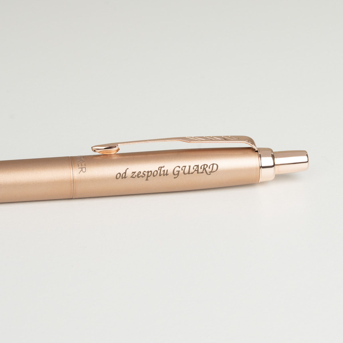 Długopis Parker Jotter XL Monochrome Pink Gold [2122755] z personalizowanym grawerem &bdquo;od zespołu GUARD&rdquo;.