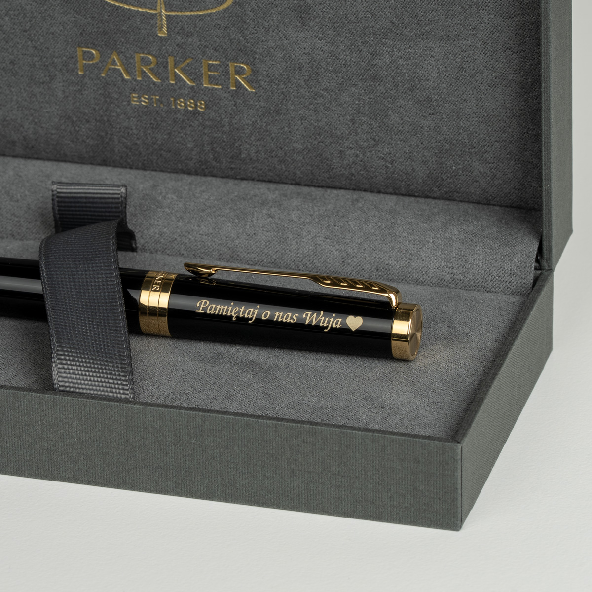 Długopis Parker Ingenuity Czarny GT [2182008] z personalizowanym grawerem &bdquo;Pamiętaj o nas Wuja&rdquo; oraz symbolem serca.