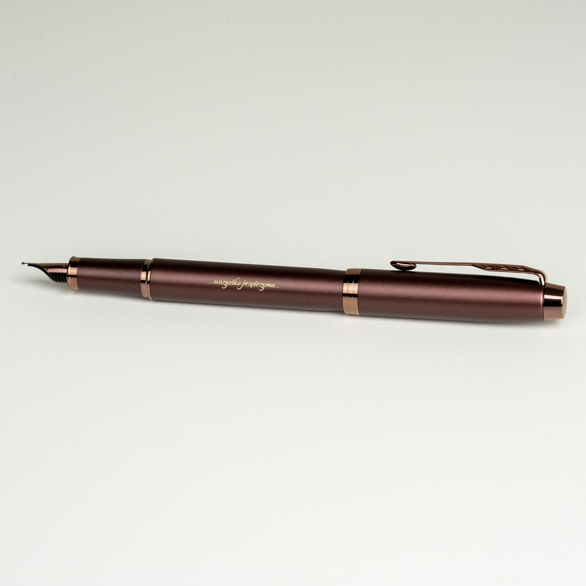 Pi&oacute;ro wieczne Parker IM Professionals Monochrome Burgundy [2190511] z personalizowanym grawerem &bdquo;...wszystko przetrzyma...&rdquo;.