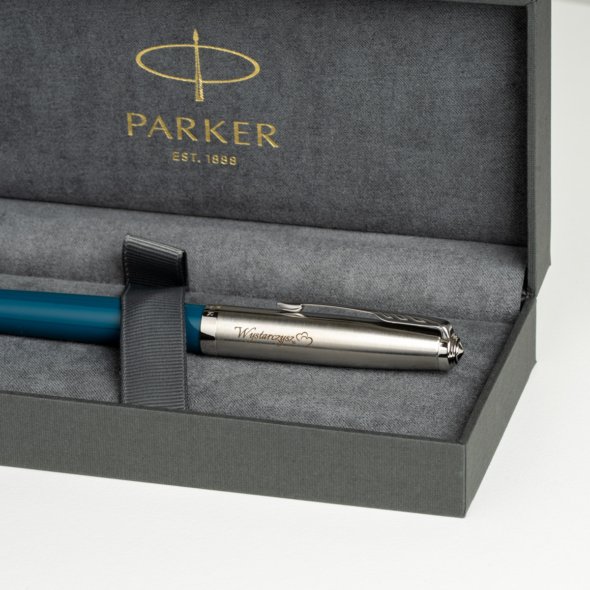Długopis Parker 51 Teal CT [2123508] z personalizowanym grawerem &bdquo;Wystarczy&rdquo; oraz symbolem serca.