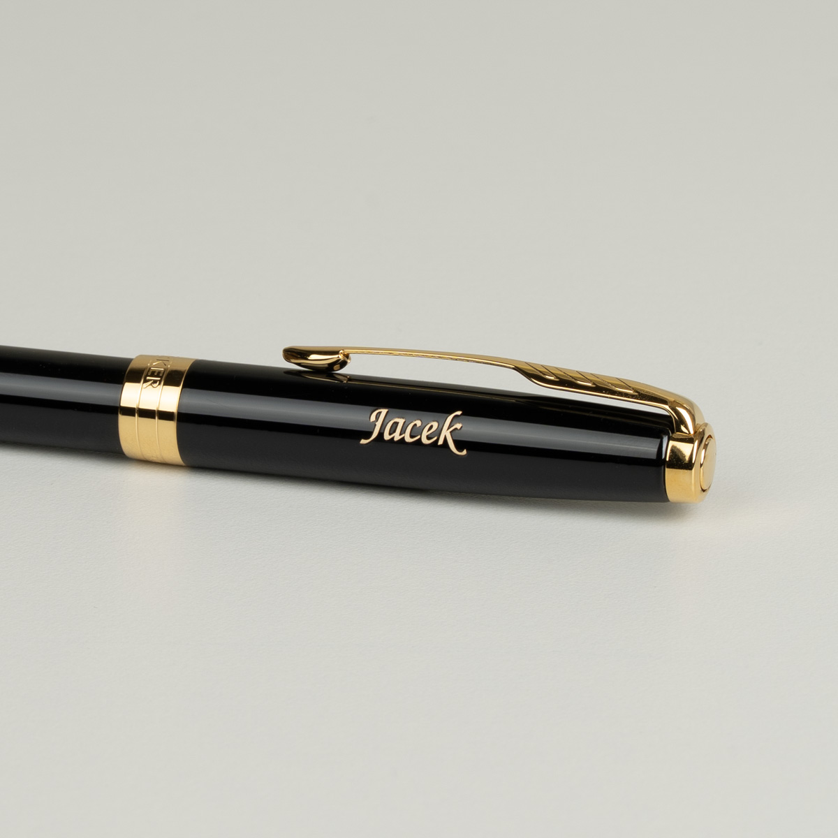 Długopis Parker Sonnet Czarna Laka GT [1931497] z personalizowanym grawerem imienia &bdquo;Jacek&rdquo;.