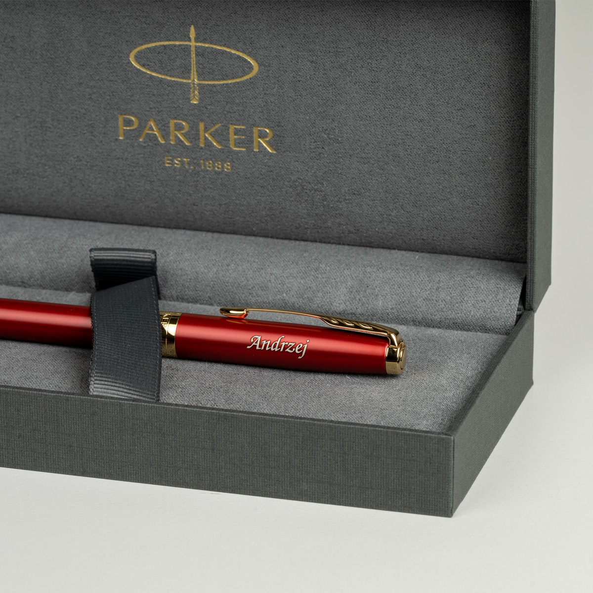 Długopis Parker Sonnet Czerwona Laka GT [1931476] z personalizowanym grawerem imienia &bdquo;Andrzej&rdquo;.