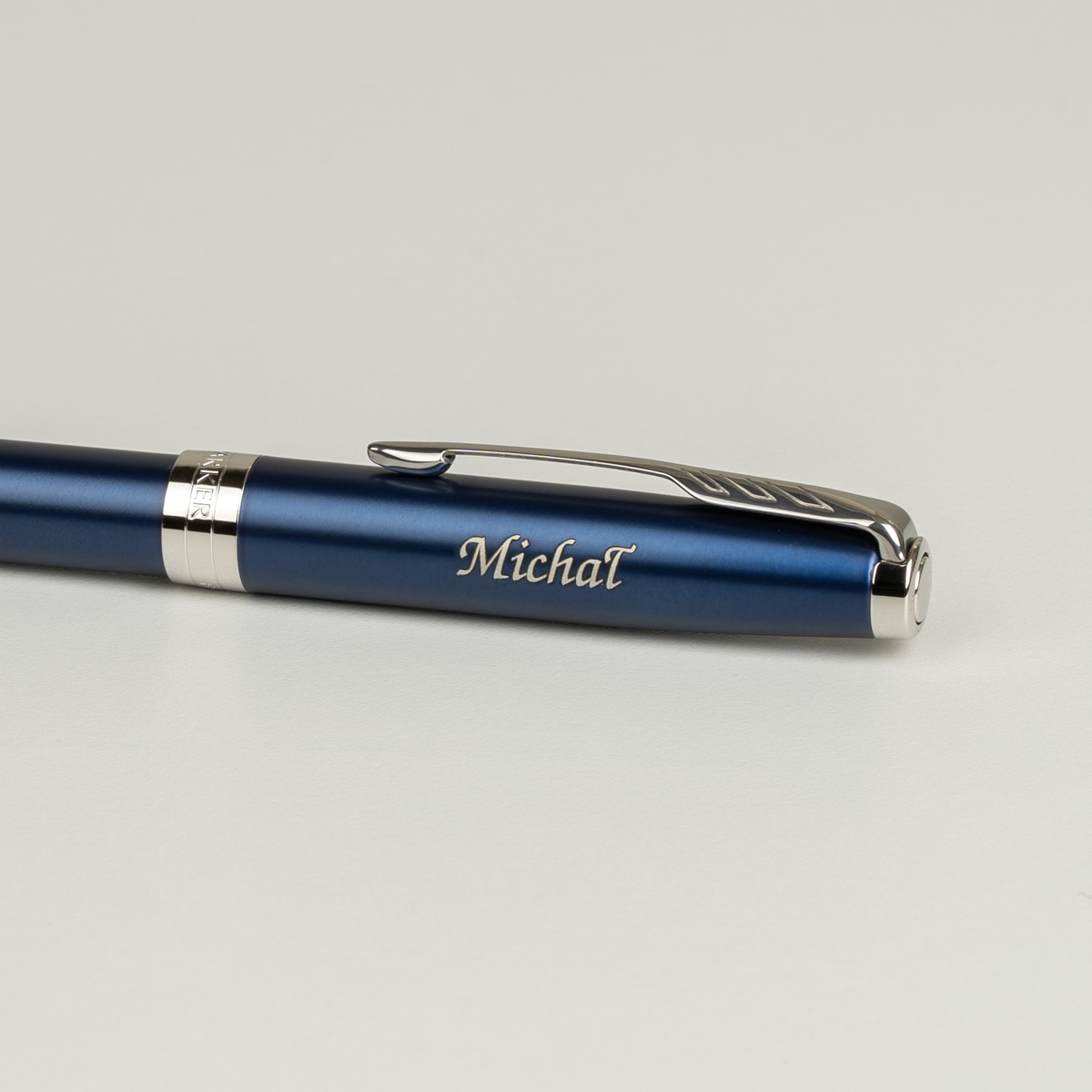 Długopis Parker Sonnet Niebieska Laka CT [1931536] z personalizowanym grawerem imienia &bdquo;Michał&rdquo;.