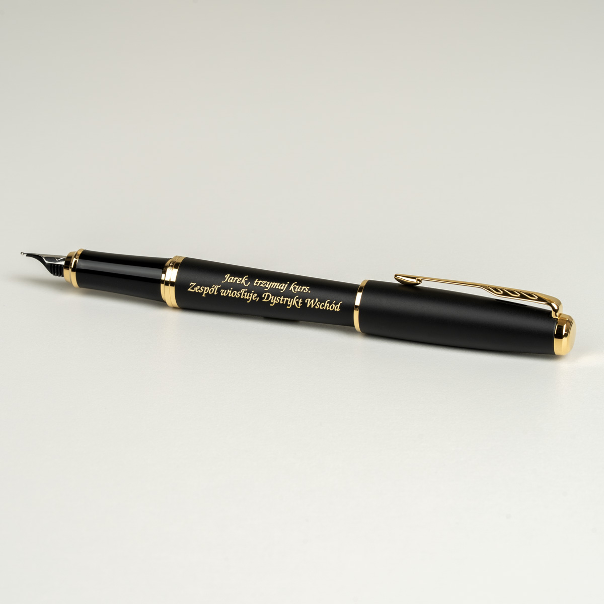 Pi&oacute;ro wieczne Parker Urban Muted Black GT [1931601] z personalizowanym grawerem &bdquo;Jarek trzymaj kurs. Zesp&oacute;ł wiosłuje, Dystrykt Wsch&oacute;d&rdquo;.
