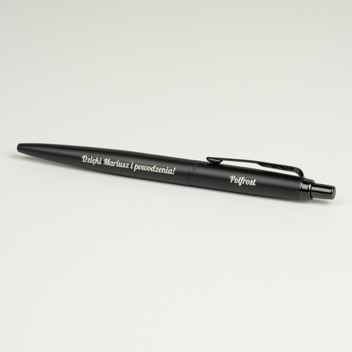 Długopis Parker Jotter XL Monochrome Black [2122753] z personalizowanym grawerem &bdquo;Dzięki Mariusz i powodzenia!&rdquo; oraz &bdquo;Polfrost&rdquo;.