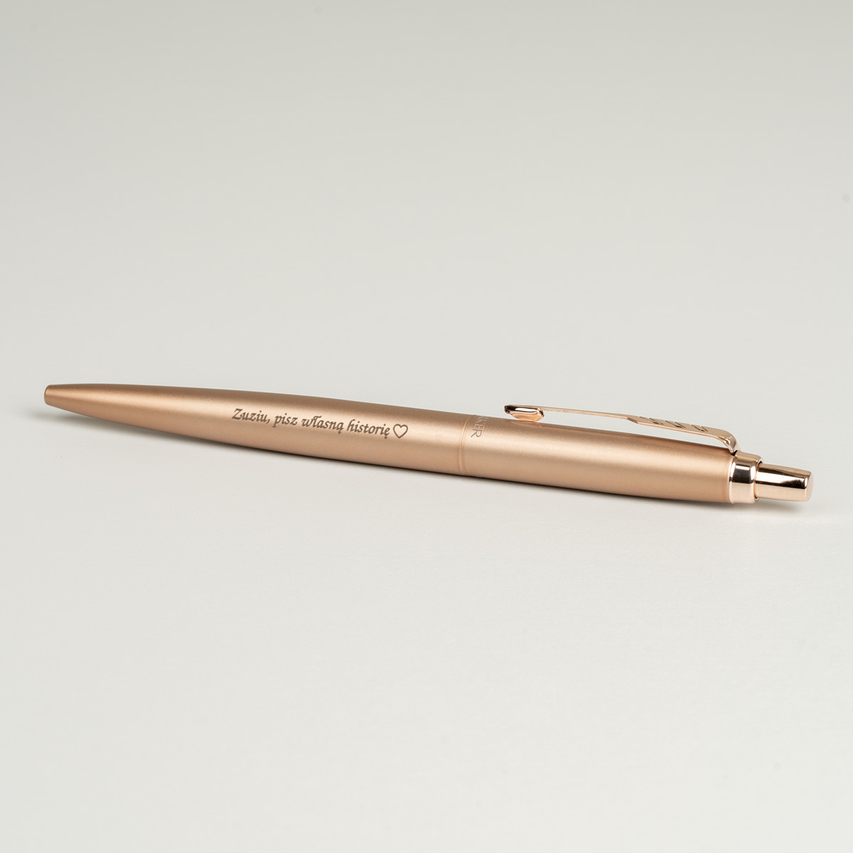 Długopis Parker Jotter XL Monochrome Pink Gold [2122755] z personalizowanym grawerem &bdquo;Zuziu, pisz własną historię ♡&rdquo;.