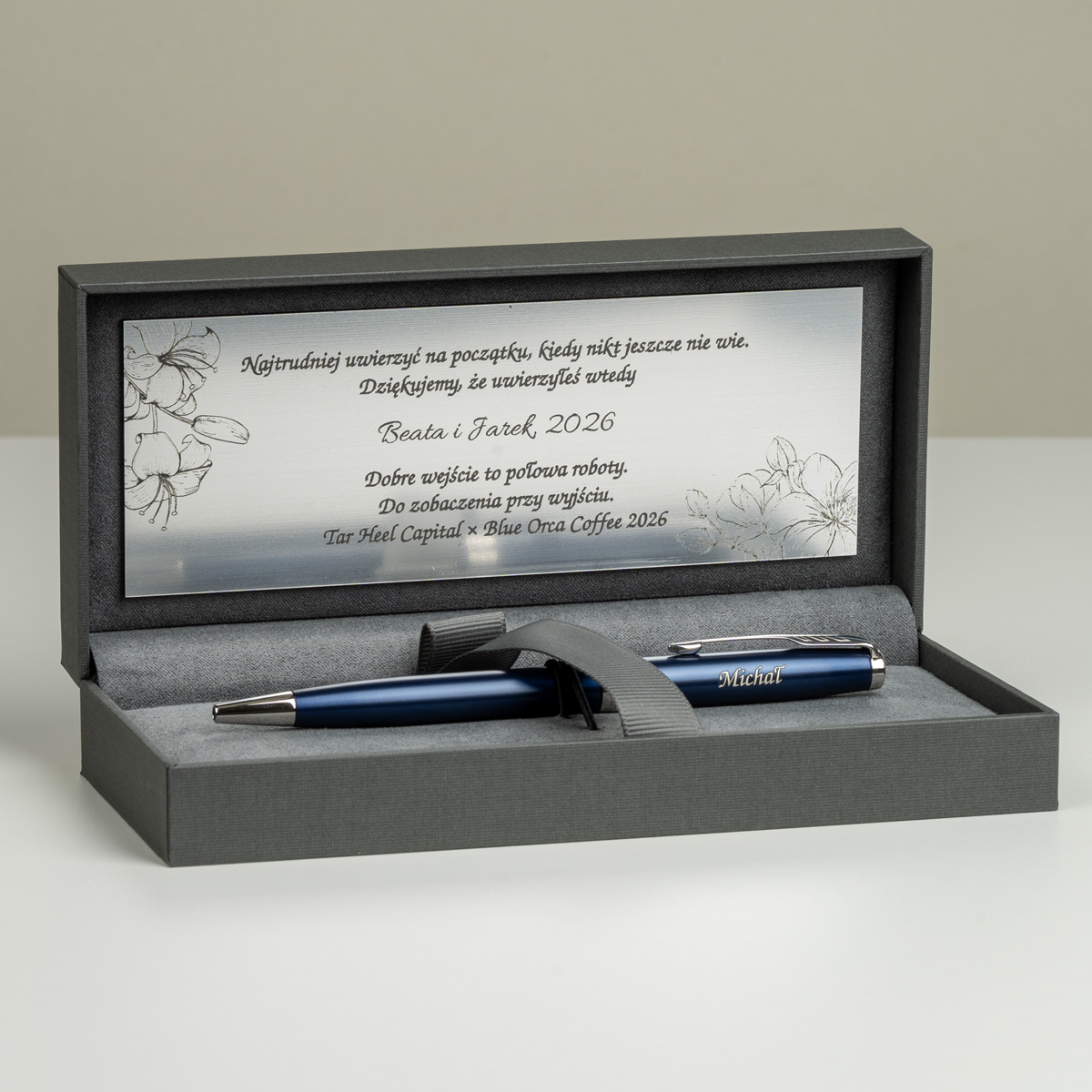 Długopis Parker Sonnet Niebieska Laka CT [1931536] z grawerem &bdquo;Michał&rdquo; w eleganckim pudełku z personalizowaną tabliczką.