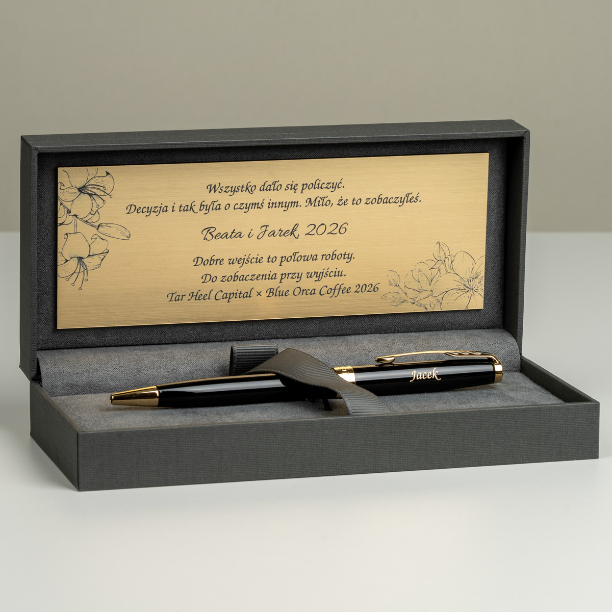 Długopis Parker Sonnet Czarna Laka GT [1931497] z grawerem &bdquo;Jacek&rdquo; w eleganckim pudełku z personalizowaną tabliczką.