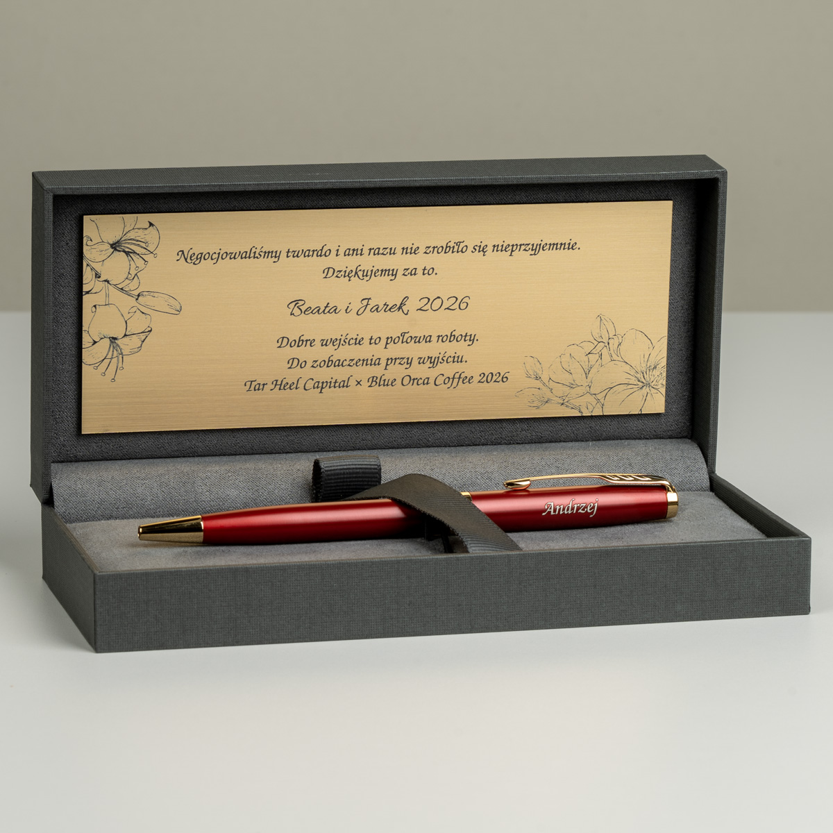 Długopis Parker Sonnet Czerwona Laka GT [1931476] z grawerem imienia &bdquo;Andrzej&rdquo; w eleganckim pudełku z personalizowaną tabliczką.