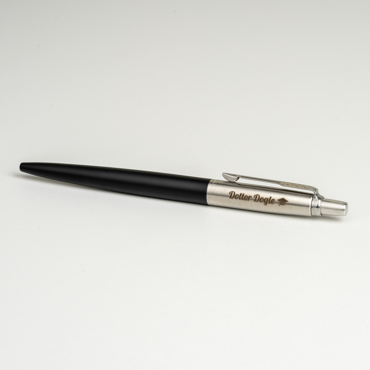 Długopis Parker Jotter Czarny Bond Street CT [1953184] z personalizowanym grawerem &bdquo;Dotter Dogle&rdquo; oraz symbolem.