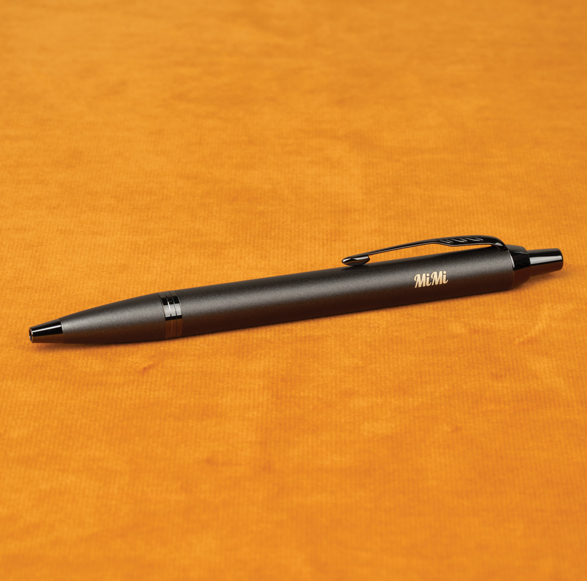 Długopis Parker IM Professionals Monochrome Bronze [2172961] z personalizowanym grawerem &bdquo;NiMi&rdquo;.