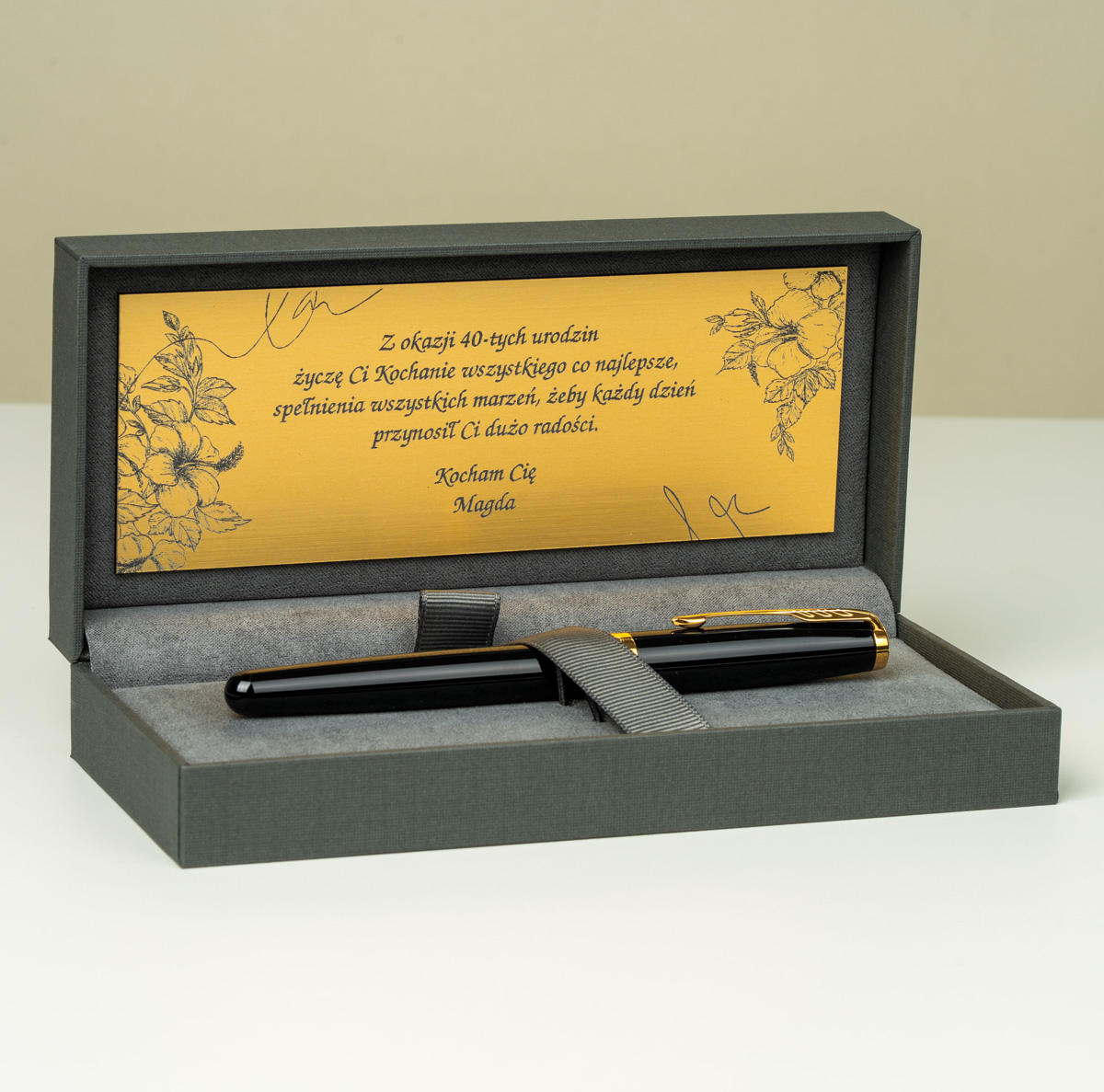 Pi&oacute;ro wieczne Parker Sonnet Czarne GT [1931495] w eleganckim pudełku z personalizowaną tabliczką na 40. urodziny.
