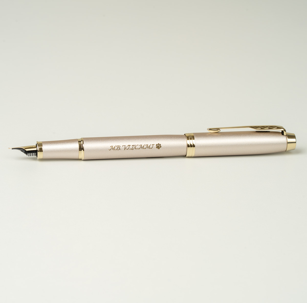 Pi&oacute;ro wieczne Parker IM Professionals Monochrome Champagne [2172953] z personalizowanym grawerem &bdquo;M.B. V.I.X.M.M.I&rdquo;.