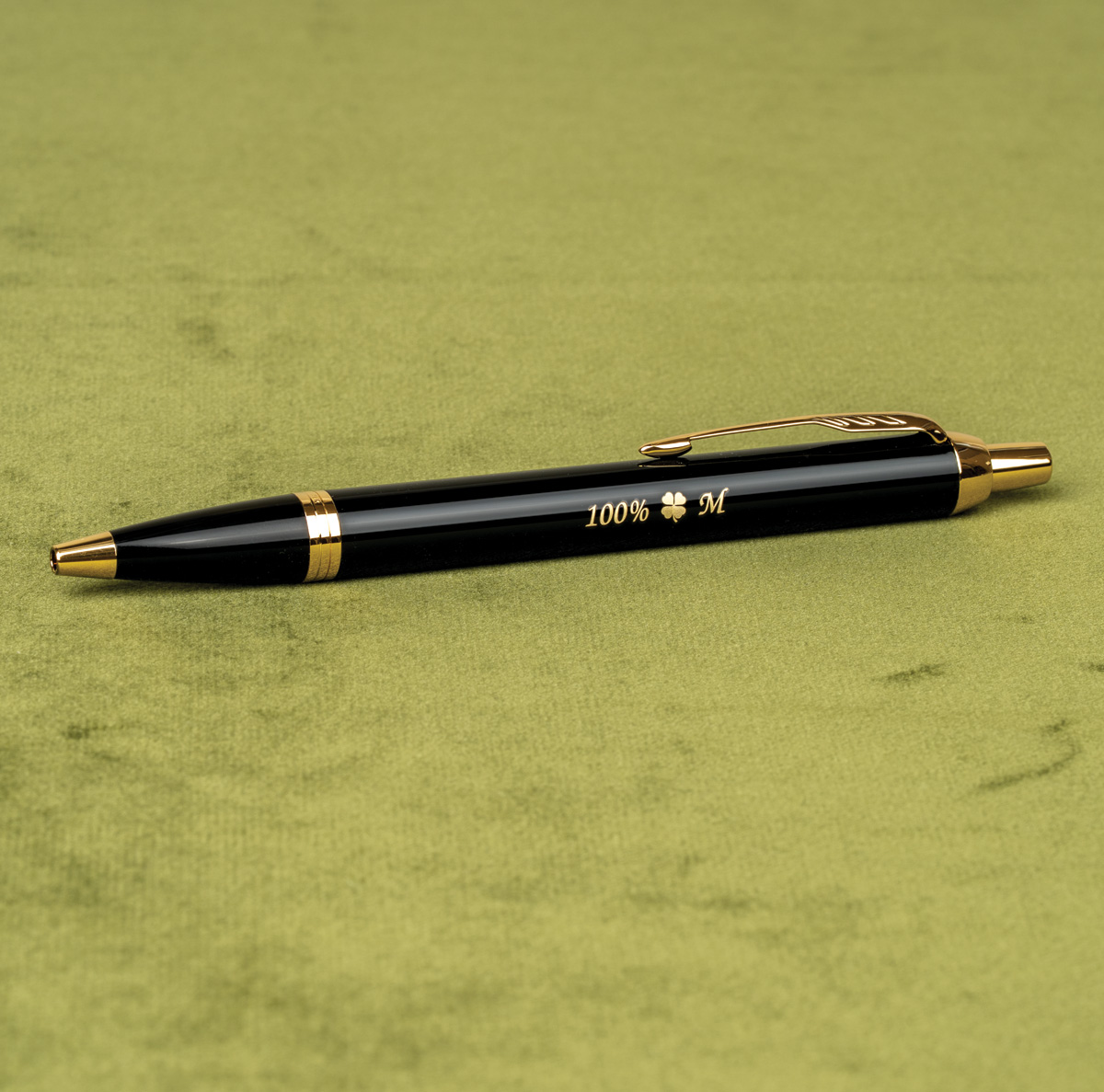 Długopis Parker IM Czarny GT [1931666] z personalizowanym grawerem &bdquo;100% &clubs; M&rdquo;.
