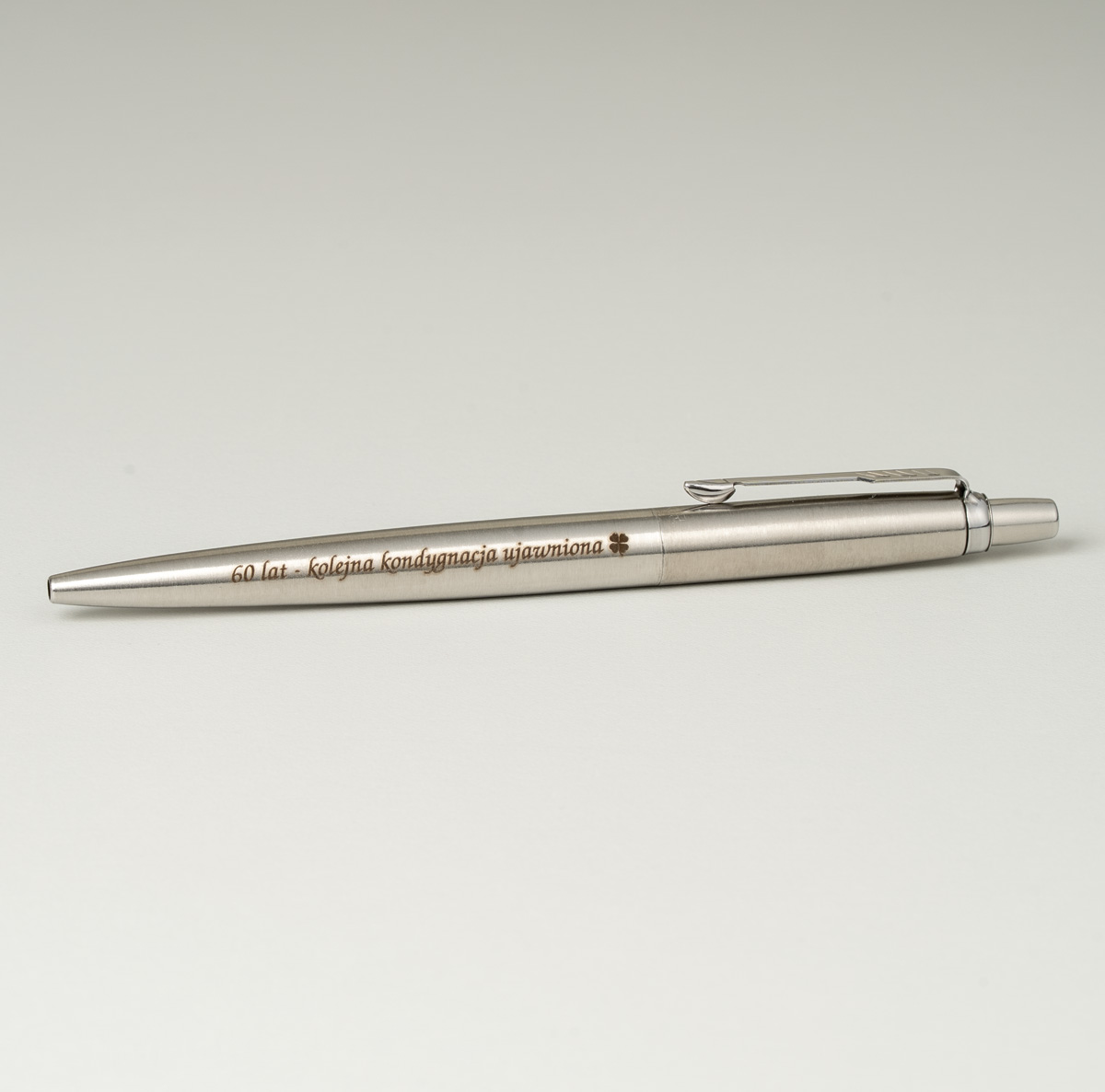 Długopis Parker Jotter Stalowy Matowy CT [1953170] z personalizowanym grawerem &bdquo;60 lat &ndash; kolejna kondygnacja ujawniona &clubs;&rdquo;.