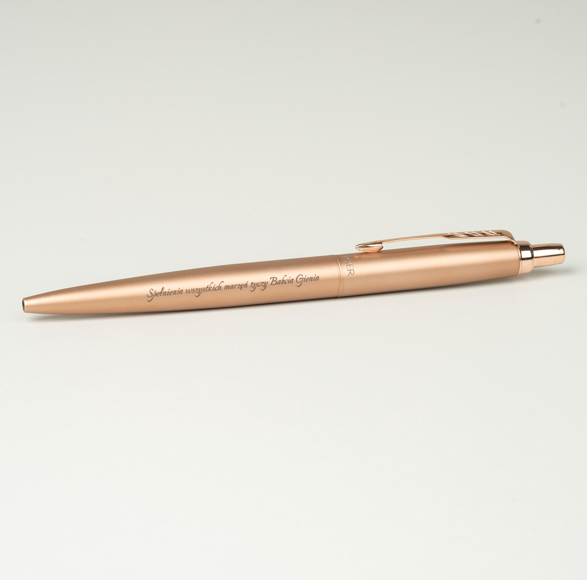 Długopis Parker Jotter XL Monochrome Pink Gold [2122755] z personalizowanym grawerem &bdquo;Spełnienia wszystkich marzeń życzy Babcia Gienia&rdquo;.