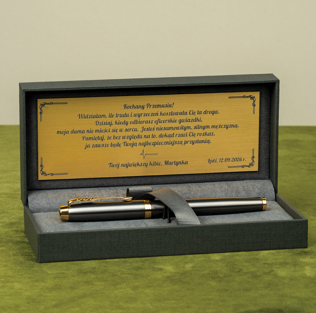 Pi&oacute;ro wieczne Parker IM Grey GT [2213776] w eleganckim pudełku z personalizowaną tabliczką z dedykacją.