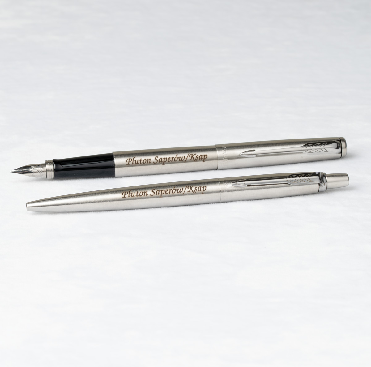 Dwa długopisy Parker Jotter Stalowy Matowy CT [1953170] z personalizowanym grawerem &bdquo;Pluton Saper&oacute;w/Ksap&rdquo;.