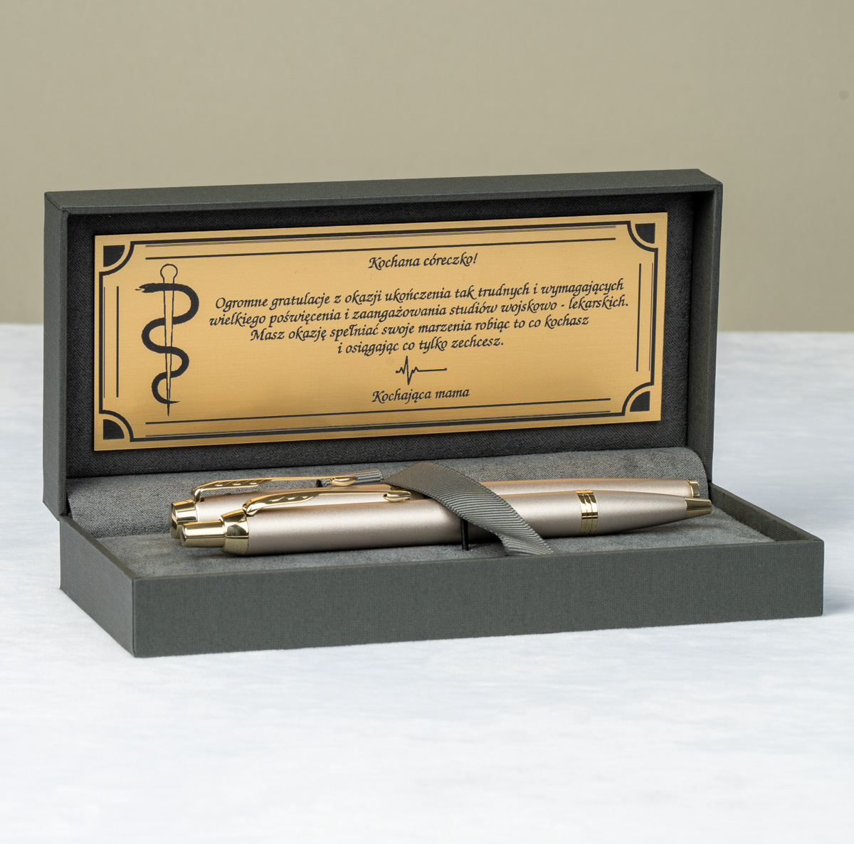 DługopisI Pi&oacute;ro Parker IM Professionals Monochrome Champagne [2172956] w eleganckim pudełku z personalizowaną tabliczką z dedykacją.