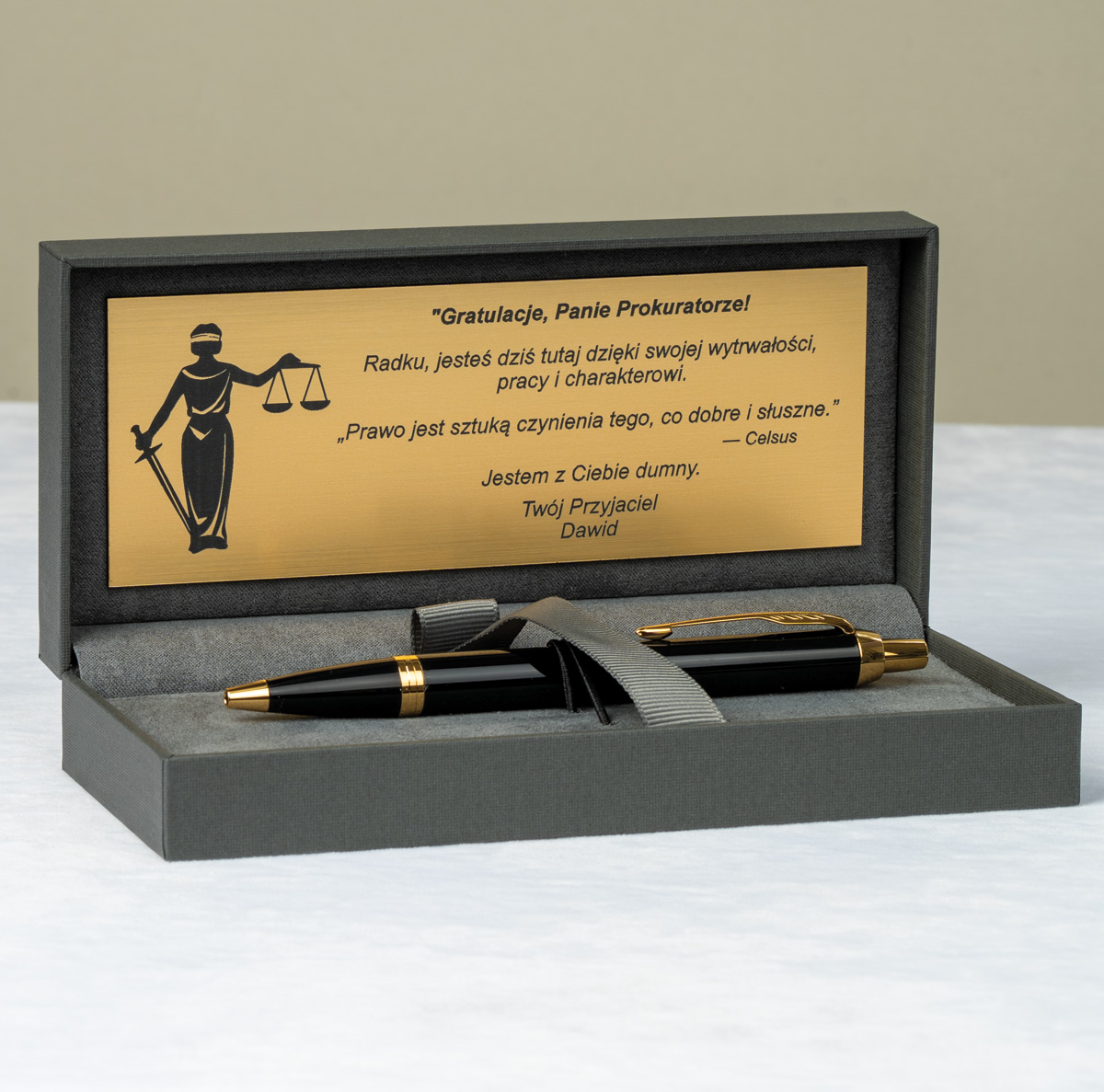 Długopis Parker IM Czarny GT [1931666] w eleganckim pudełku z personalizowaną złotą tabliczką dla prokuratora.