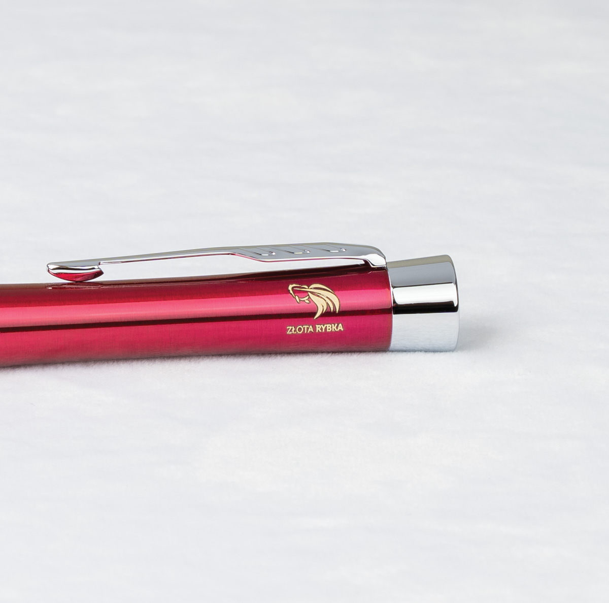 Długopis Parker Urban Magenta CT [2143642] z ozdobnym emblematem &bdquo;Złota Rybka&rdquo;.