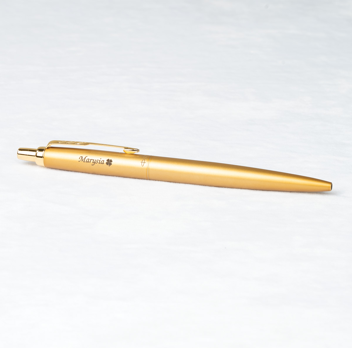 Długopis Parker Jotter XL Monochrome Gold [2122754] z personalizowanym grawerem &bdquo;Marysia&rdquo; i motywem koniczynki.