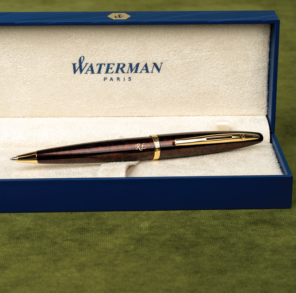 Długopis Waterman Carene bursztyn GT [S0700940] w eleganckim pudełku z personalizowanymi inicjałami &bdquo;RF&rdquo;.