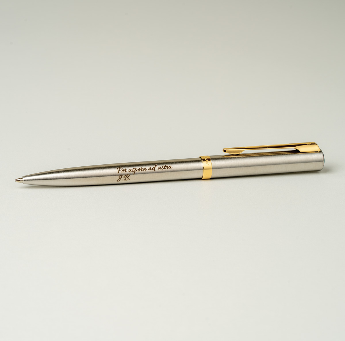 Długopis Waterman Impression stalowy GT [2225495] z personalizowanym grawerem &bdquo;Per aspera ad astra J.B.&rdquo;.