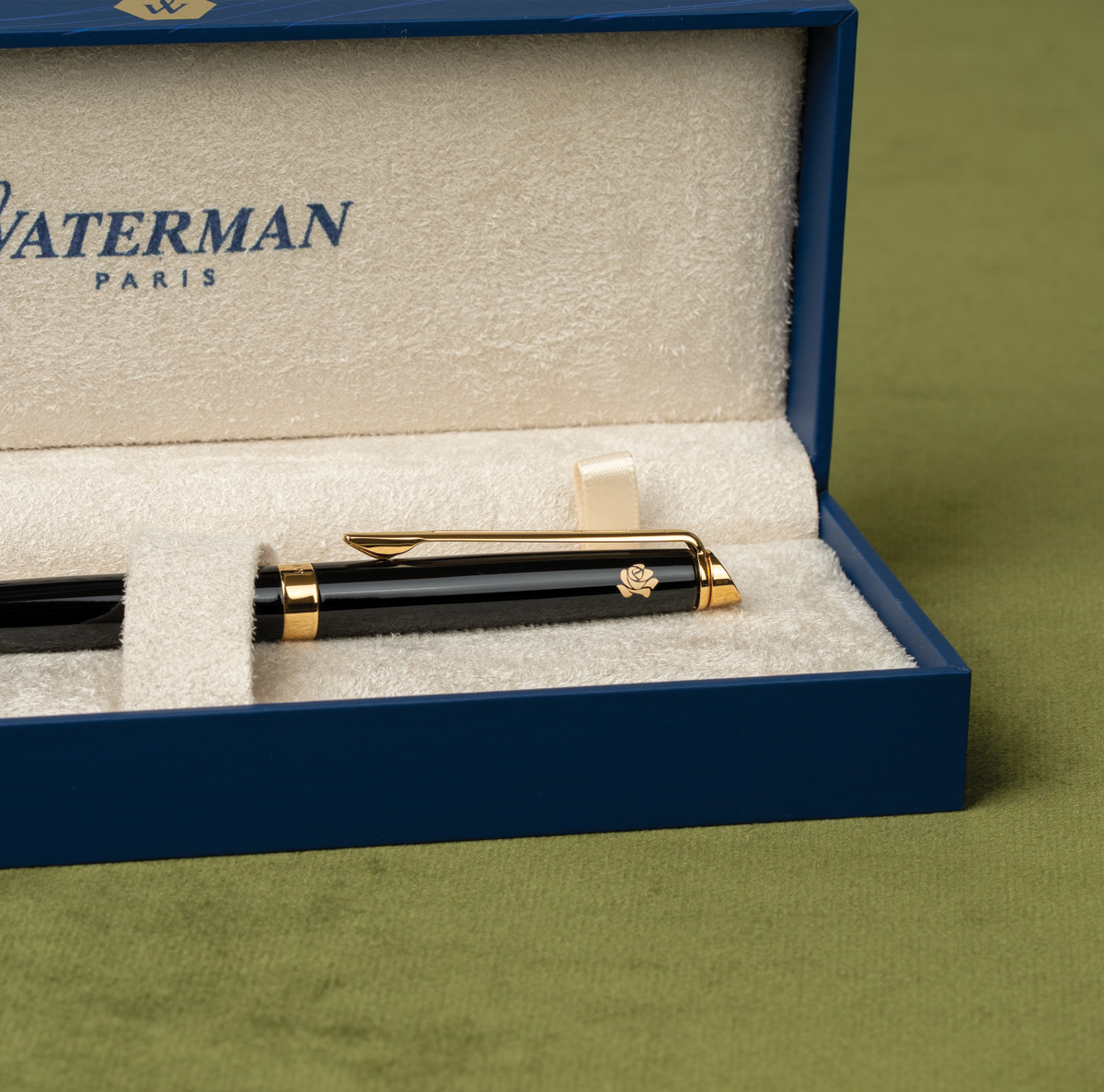 Długopis Waterman Hemisphere czarny GT [S0920670] w eleganckim pudełku z ozdobnym motywem r&oacute;ży.