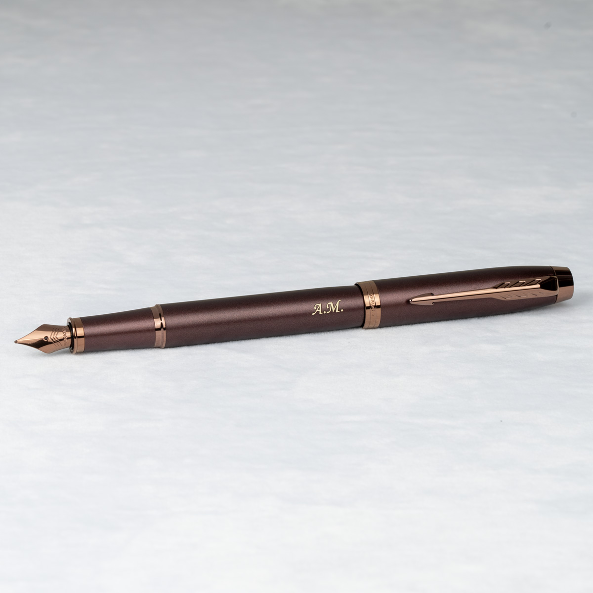 Pi&oacute;ro wieczne Parker IM Professionals Monochrome Burgundy [2190511] z personalizowanym grawerem &bdquo;A.M.&rdquo;.