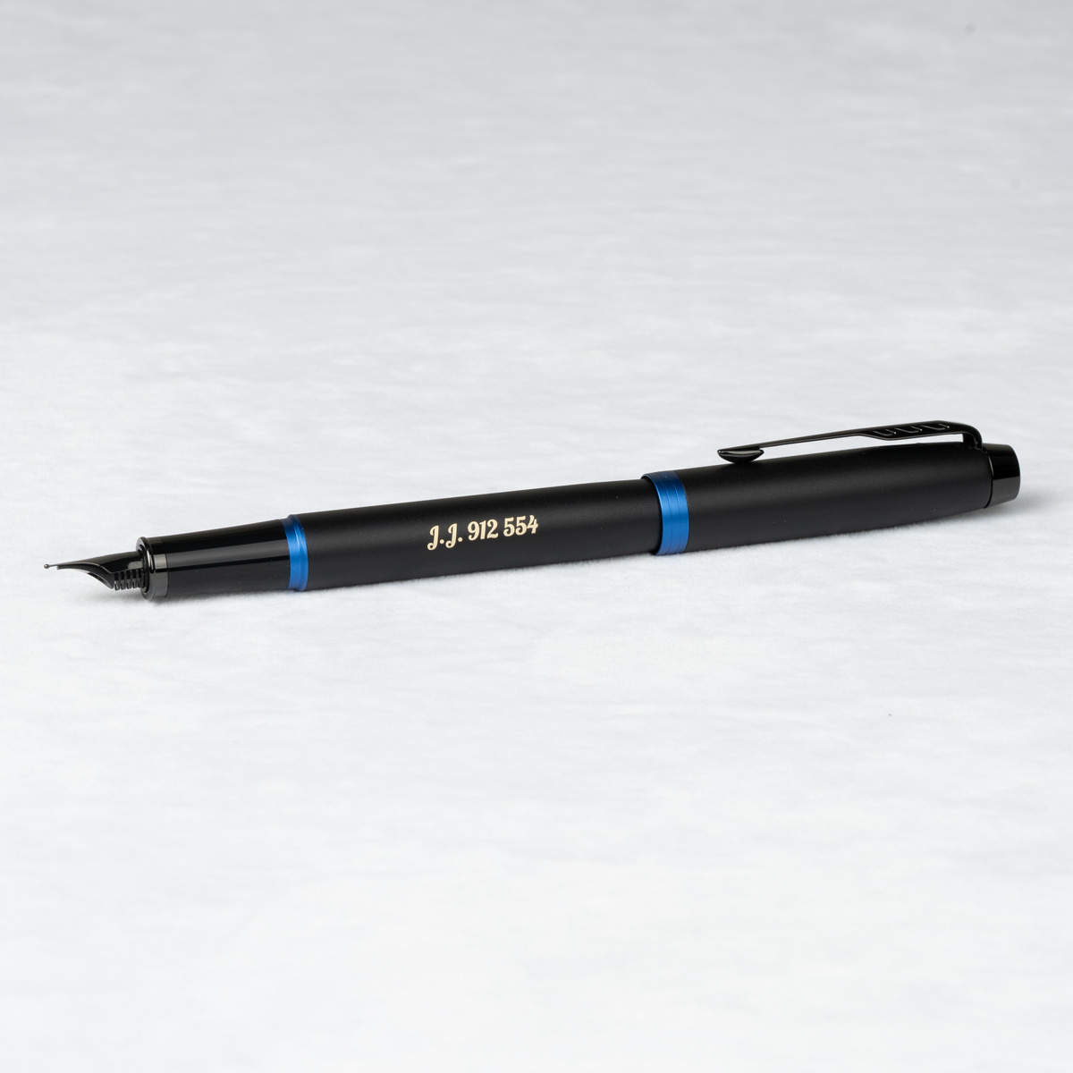 Pi&oacute;ro wieczne Parker IM Professionals Marine Blue [2172858] z personalizowanym grawerem &bdquo;J.J. 912 554&rdquo;.
