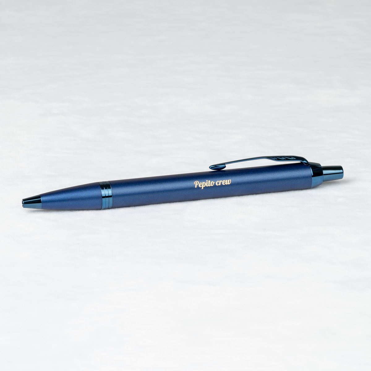 Długopis Parker IM Professionals Monochrome Blue [2172966] z personalizowanym grawerem &bdquo;Pepito crew&rdquo;.
