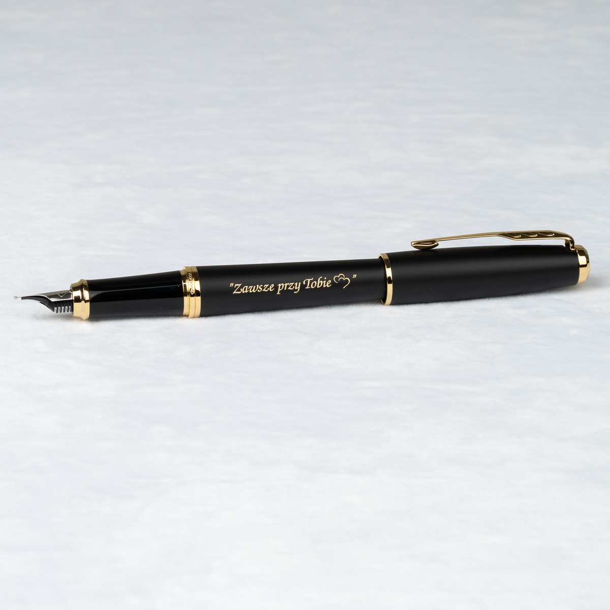 Pi&oacute;ro wieczne Parker Urban Muted Black GT [1931601] z personalizowanym grawerem &bdquo;Zawsze przy Tobie ♡&rdquo;.