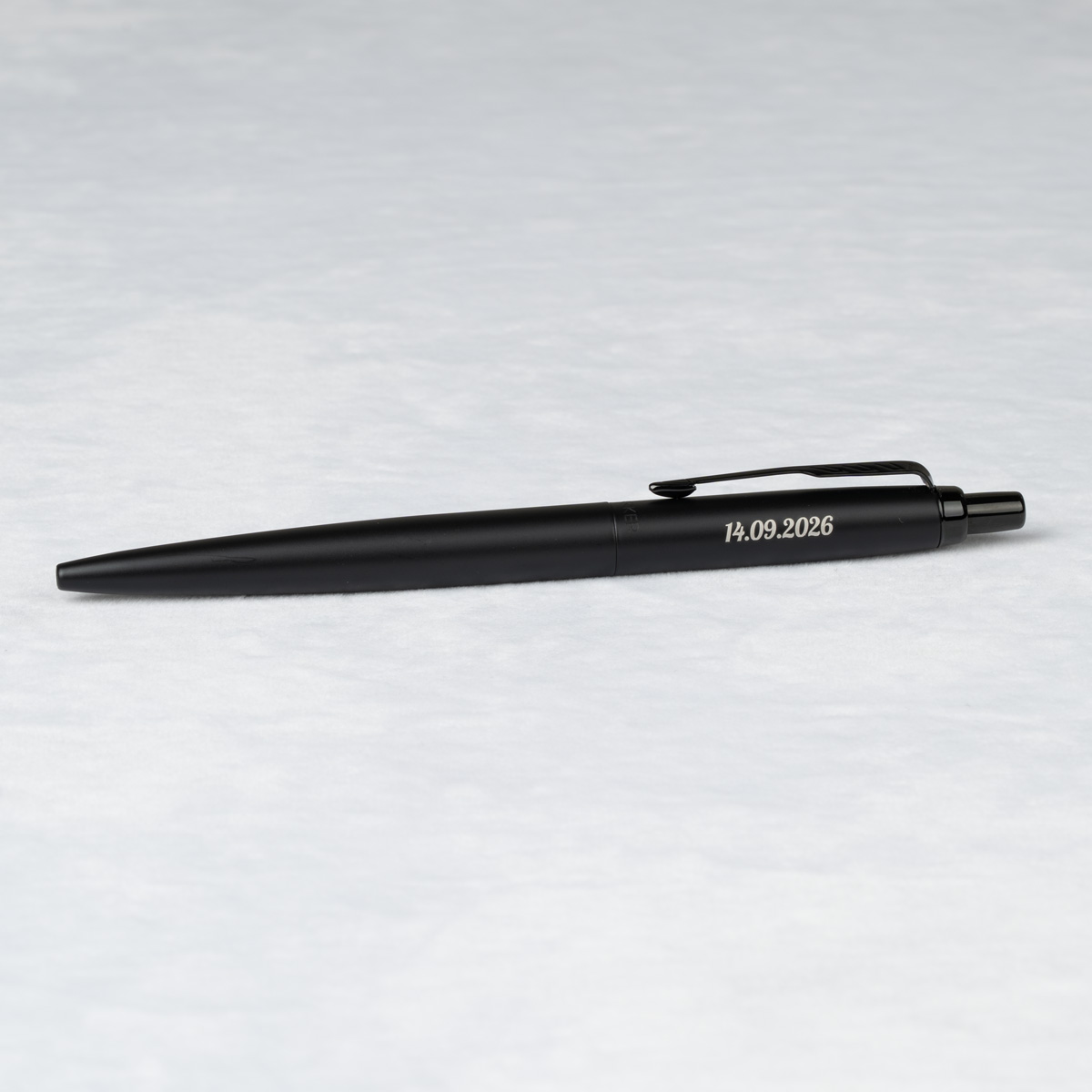 Długopis Parker Jotter XL Monochrome Black [2122753] z personalizowanym grawerem &bdquo;14.09.2026&rdquo;.