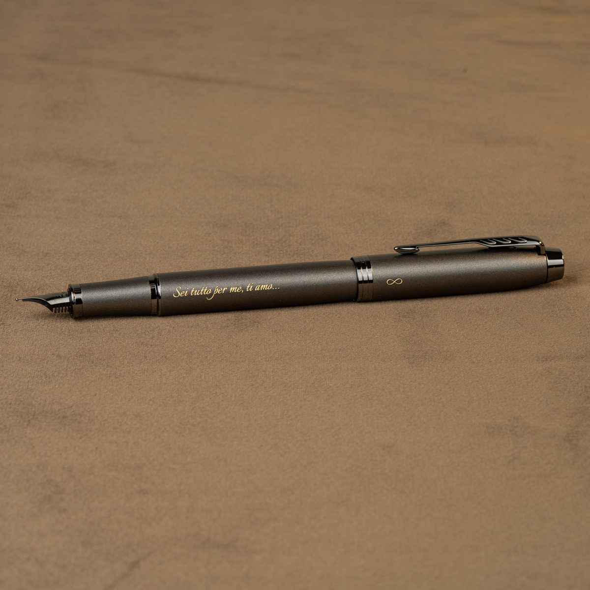 Pi&oacute;ro wieczne Parker IM Professionals Monochrome Bronze [2172958] z personalizowanym grawerem &bdquo;Sei tutto per me, ti amo...&rdquo; i symbolem nieskończoności.