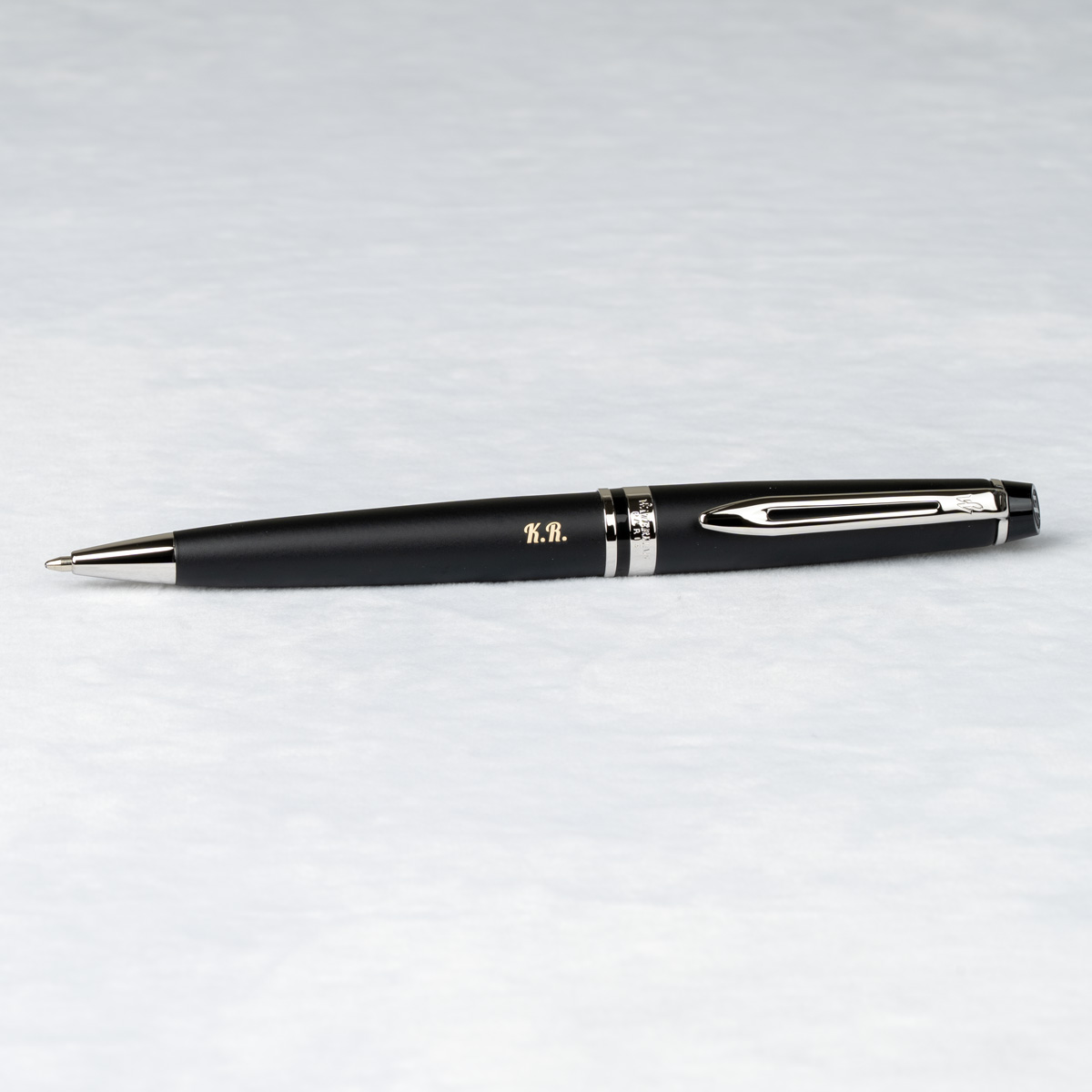 Długopis Waterman Expert czarny matowy CT [S0951900] z personalizowanym grawerem &bdquo;K.R.&rdquo;.