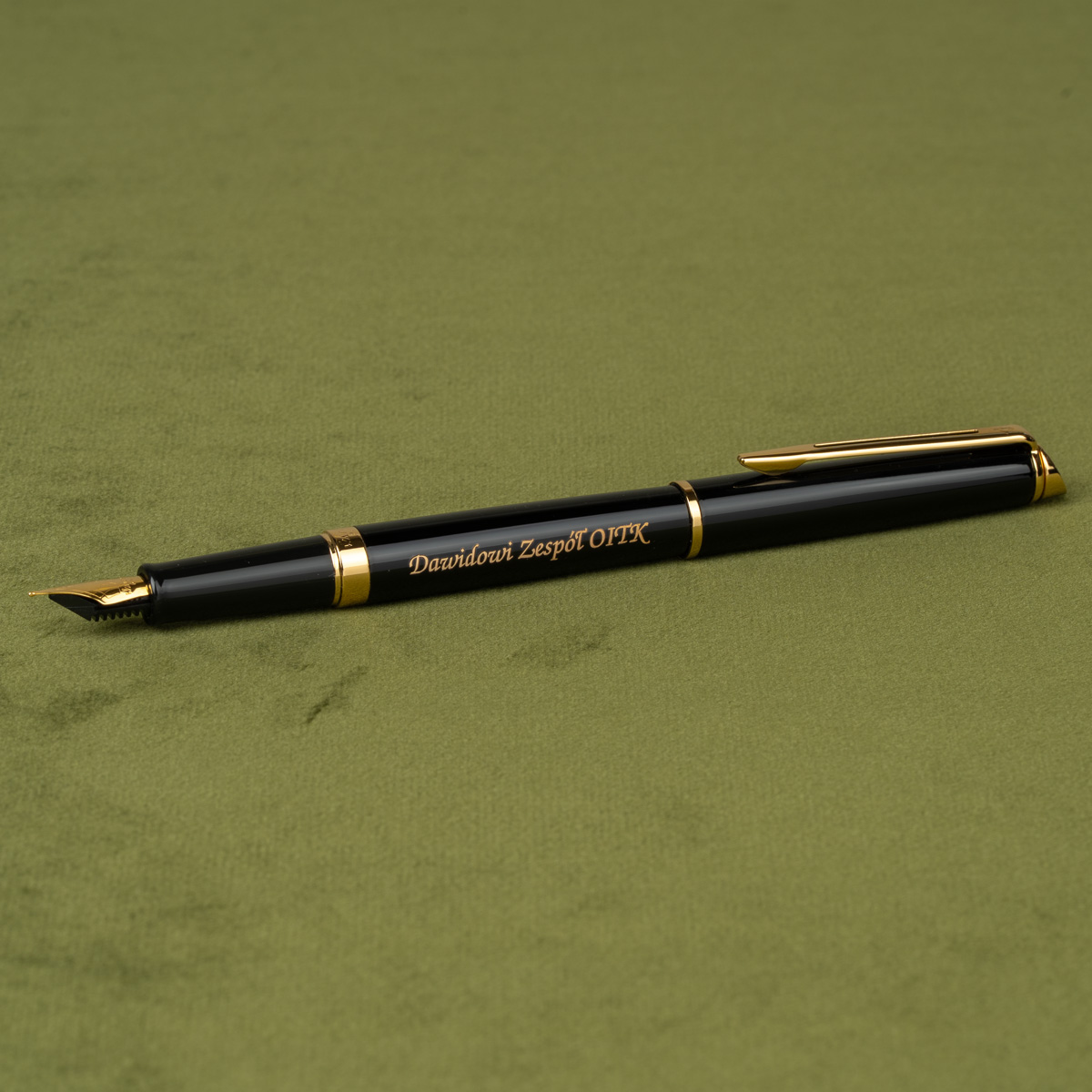 Pi&oacute;ro wieczne Waterman Hemisphere czarne GT [S0920610] z personalizowanym grawerem &bdquo;Dawidowi Zesp&oacute;ł OITK&rdquo;.