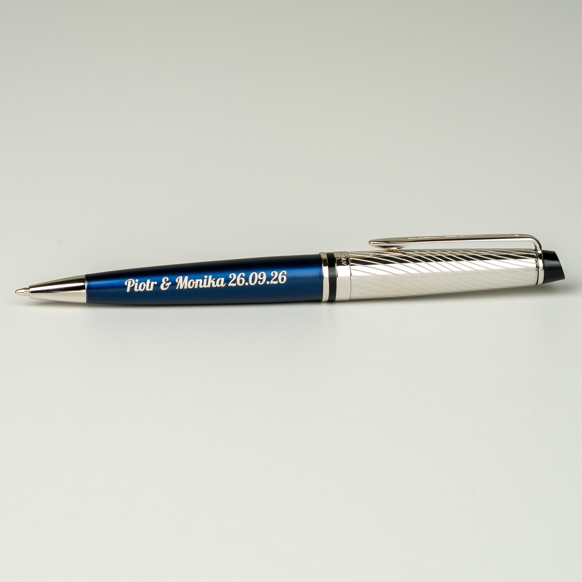 Długopis Waterman Expert Deluxe Metalic Niebieski [2187683] z personalizowanym grawerem &bdquo;Piotr & Monika 26.09.26&rdquo;.
