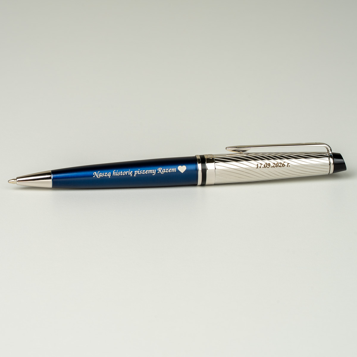 Długopis Waterman Expert Deluxe Metalic Niebieski [2187683] z grawerem &bdquo;Naszą historię piszemy Razem &hearts;&rdquo; i datą &bdquo;17.09.2026 r.&rdquo;.