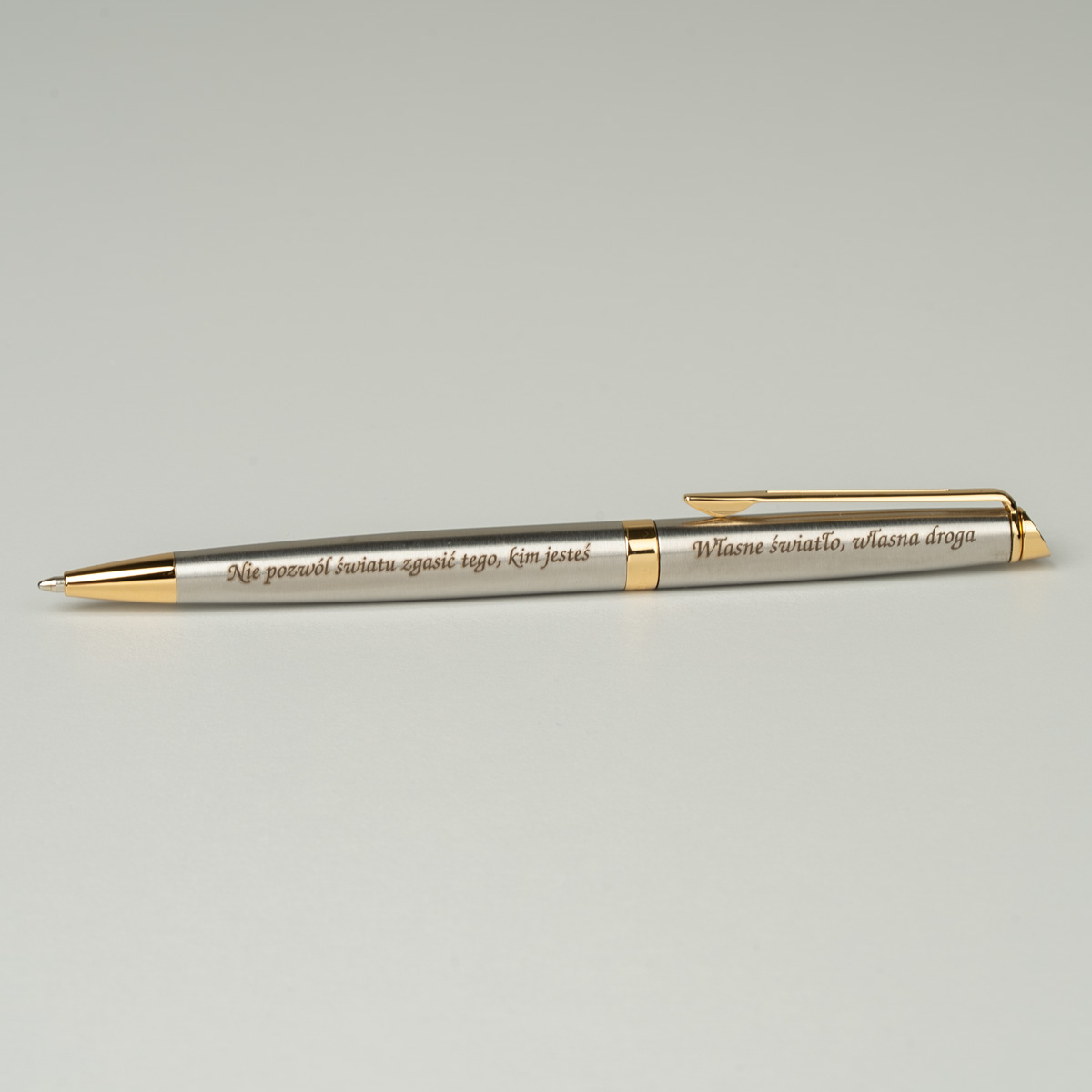 Długopis Waterman Hemisphere stalowy GT [S0920370] z grawerem &bdquo;Nie pozw&oacute;l światu zgasić tego, kim jesteś. Własne światło, własna droga&rdquo;.